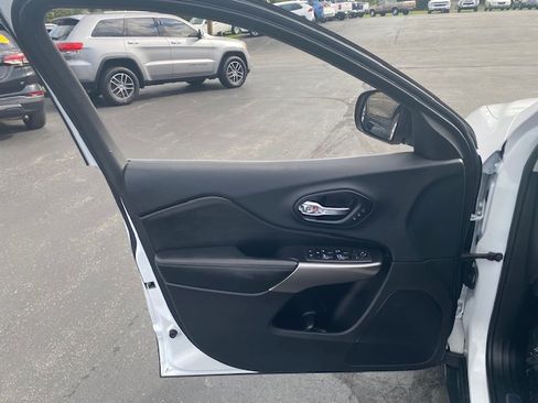 Used 2019 Jeep Cherokee Limited image 22