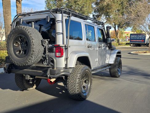 Used 2015 Jeep Wrangler Unlimited Sahara w/ Altitude image 9