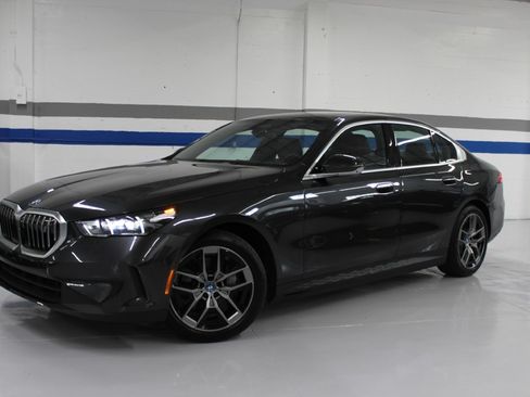 Used 2025 BMW i5 xDrive40 image 3