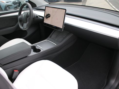 Used 2025 Tesla Model Y Long Range image 2
