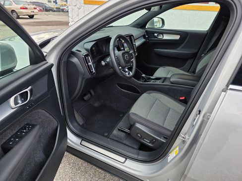 Used 2024 Volvo XC40 B5 Core image 7