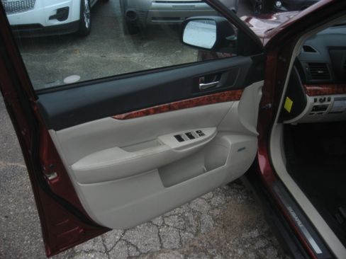 Used 2011 Subaru Outback 2.5i Limited image 9