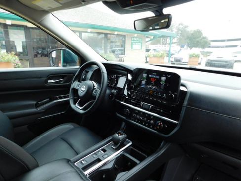 Used 2025 Nissan Pathfinder SL FWD image 25