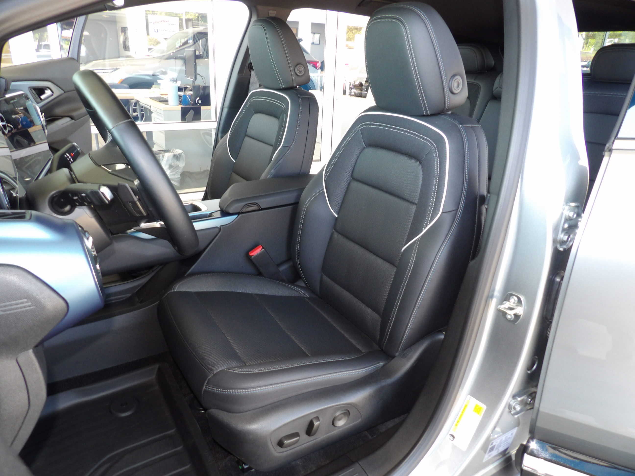 Used 2024 Chevrolet Equinox EV FWD LT w/ 3LT image 16