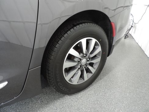 Used 2020 Chrysler Pacifica Touring-L Plus image 15