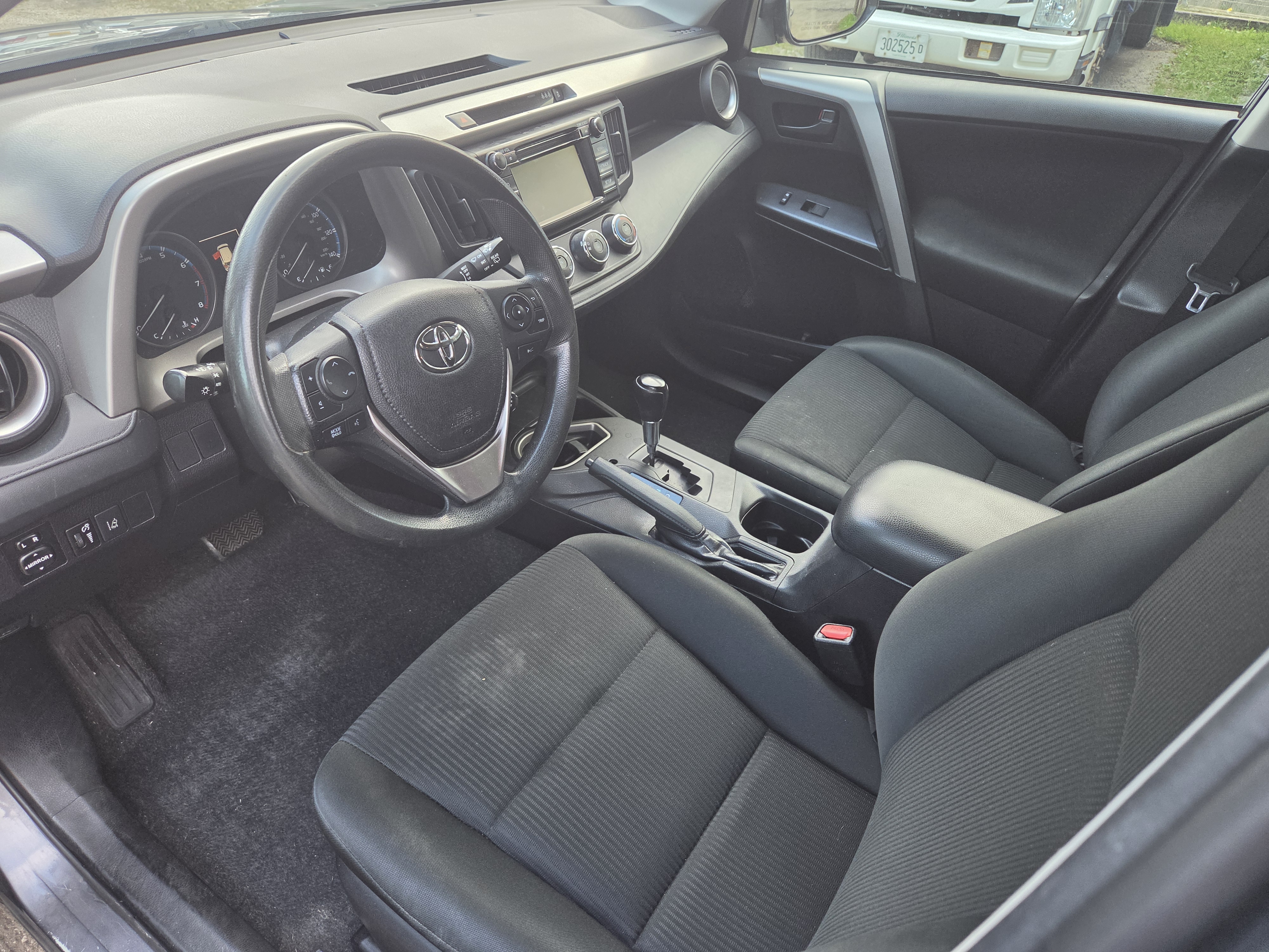 Used 2018 Toyota RAV4 FWD LE image 5