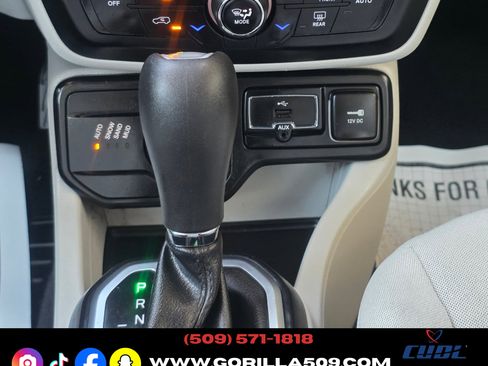 Used 2018 Jeep Renegade 4WD Latitude image 12