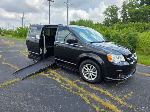 Used 2019 Dodge Grand Caravan SXT image 1