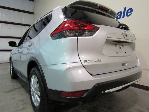 Used 2017 Nissan Rogue SV image 3