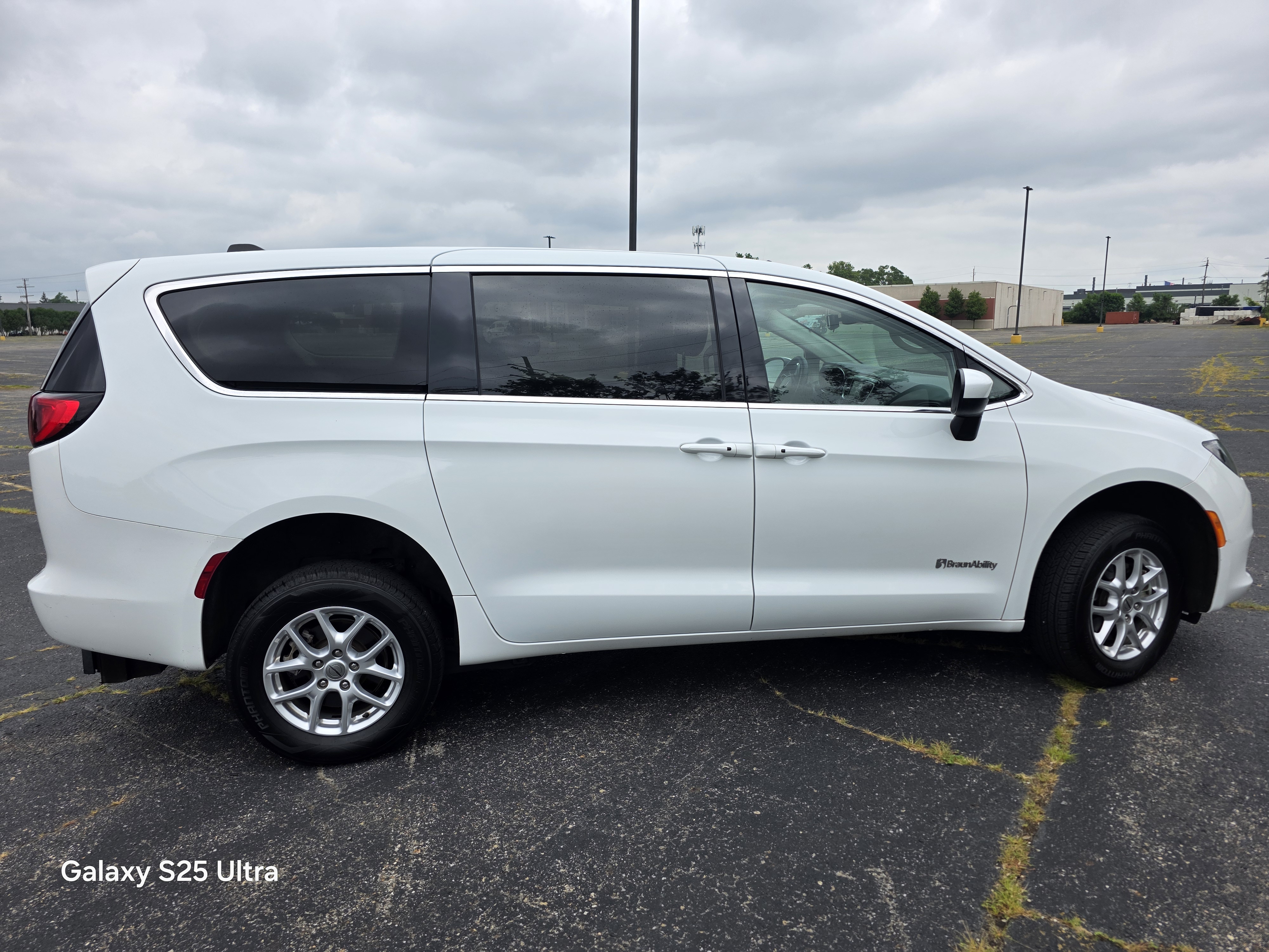 Used 2022 Chrysler Voyager LX FWD image 5