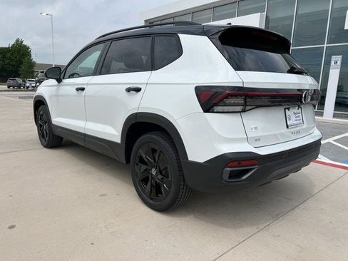 New 2025 Volkswagen Taos SE FWD image 4