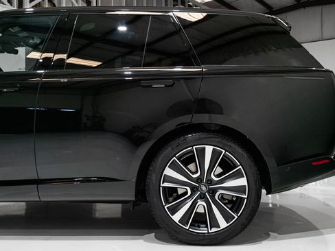 Used 2025 Land Rover Range Rover SE image 10