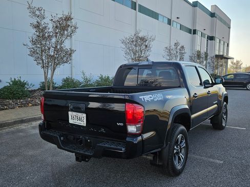 Used 2017 Toyota Tacoma image 4