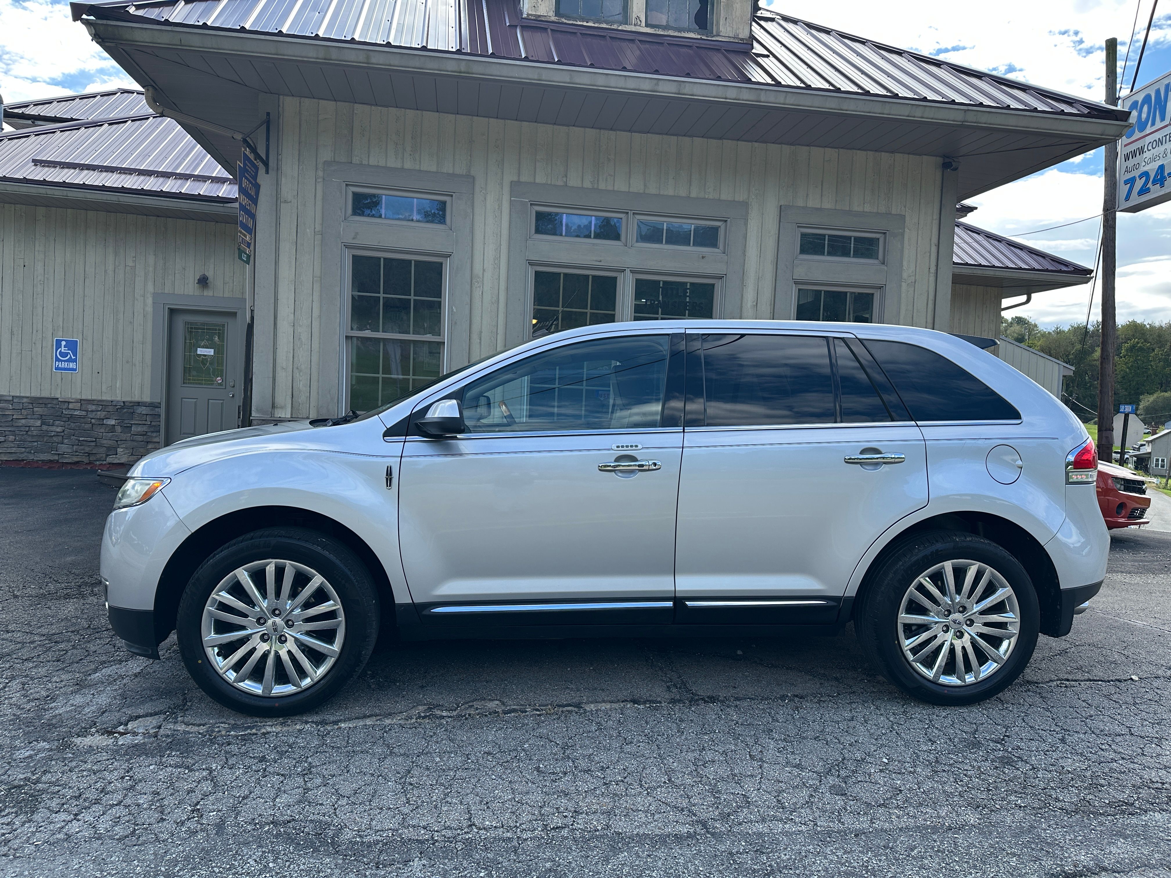 Used 2011 Lincoln MKX AWD image 2