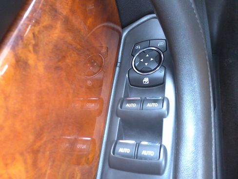 Used 2013 Lincoln MKS image 23
