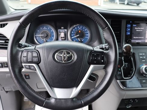 Used 2017 Toyota Sienna XLE image 22