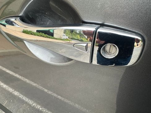 Used 2017 Nissan Pathfinder SV image 11