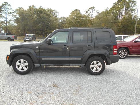 Used 2011 Jeep Liberty Sport image 1