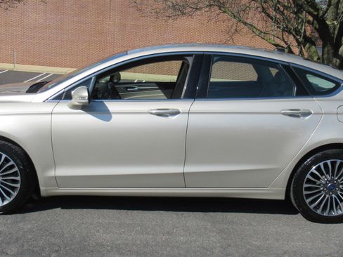 Used 2017 Ford Fusion SE image 4