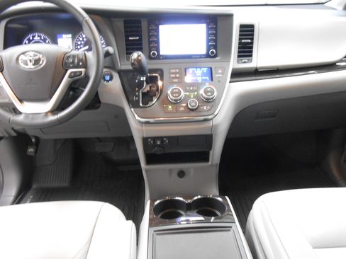Used 2019 Toyota Sienna XLE Premium FWD image 9
