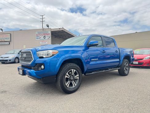 Used 2018 Toyota Tacoma TRD Sport RWD image 2