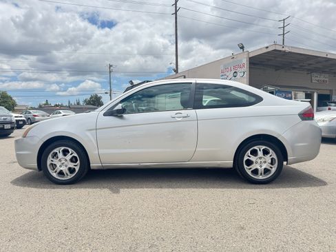 Used 2010 Ford Focus SE Coupe FWD image 4