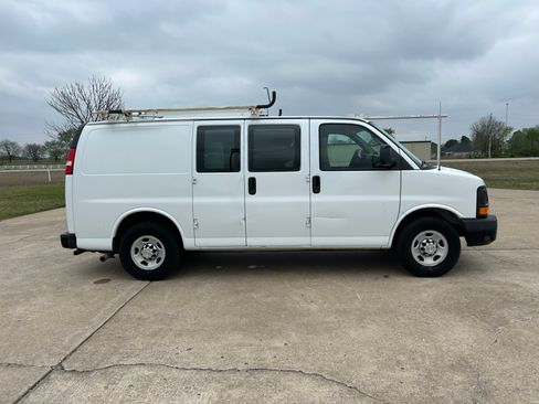 Used 2011 Chevrolet Express 2500 image 4