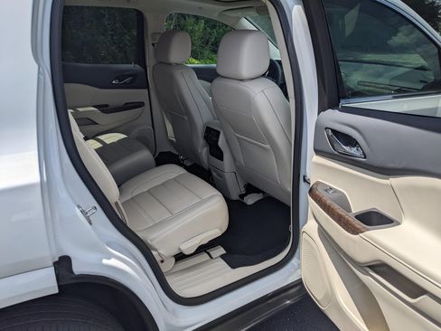 Used 2022 GMC Acadia AWD Denali image 8