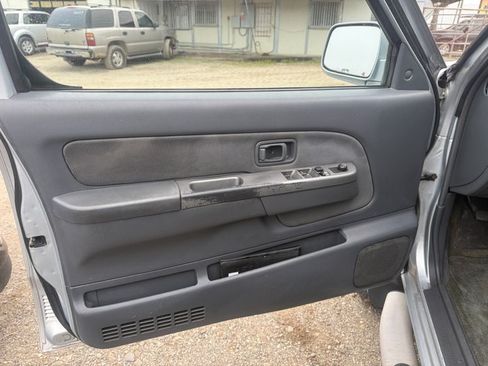 Used 2002 Nissan Frontier XE image 6