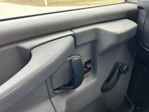 Used 2011 Chevrolet Express 2500 image 10