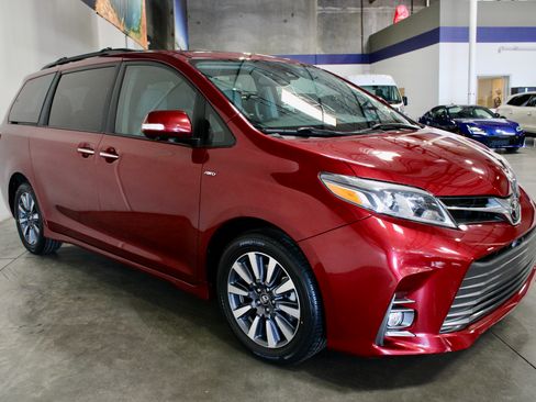 Used 2018 Toyota Sienna AWD image 2