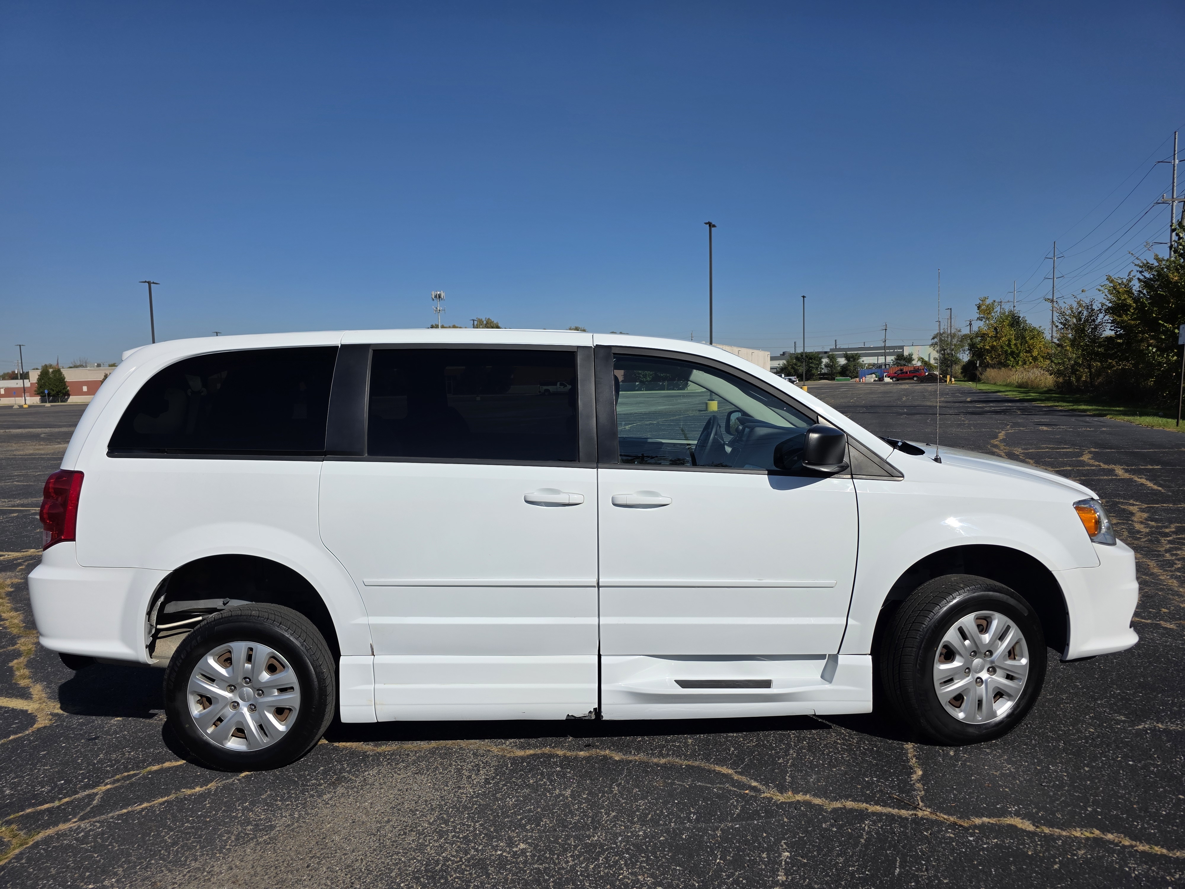Used 2017 Dodge Grand Caravan SE FWD image 4