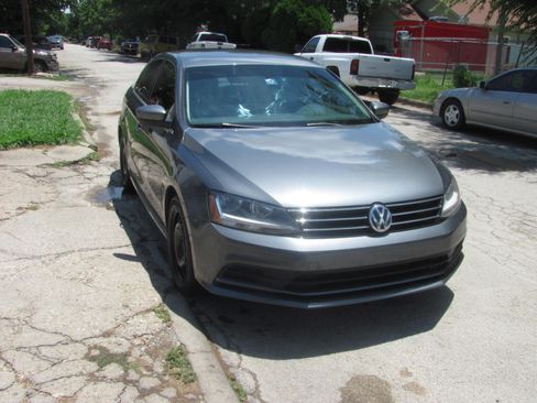 Used 2017 Volkswagen Jetta image 2