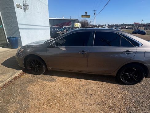 Used 2017 Toyota Camry image 4