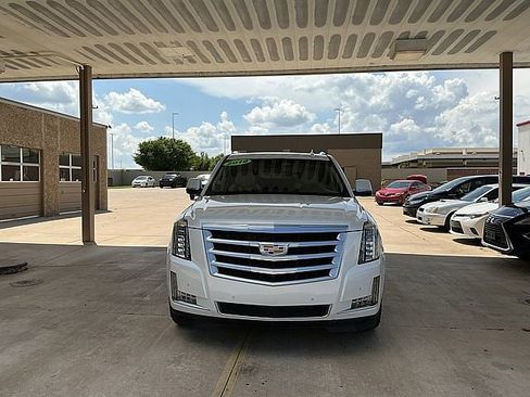 Used 2018 Cadillac Escalade ESV 4WD Premium 6.2L 8-Cyl SUV image 2