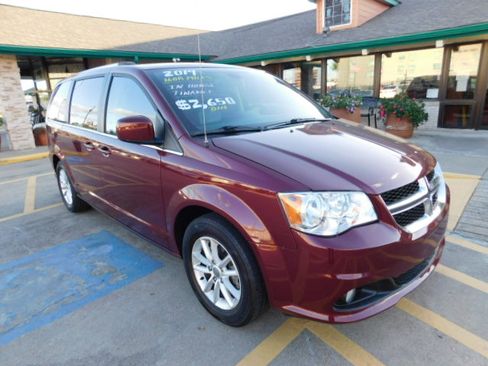 Used 2019 Dodge Grand Caravan SXT image 1
