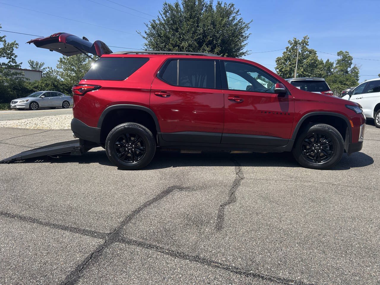 Used 2023 Chevrolet Traverse LT w/ Midnight/Sport Edition FWD image 11