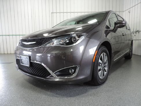 Used 2020 Chrysler Pacifica Touring-L Plus image 7