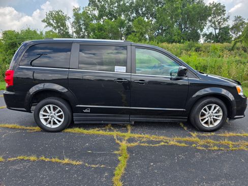 Used 2019 Dodge Grand Caravan SXT image 6