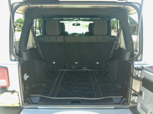 Used 2015 Jeep Wrangler 4WD Unlimited Sahara image 35
