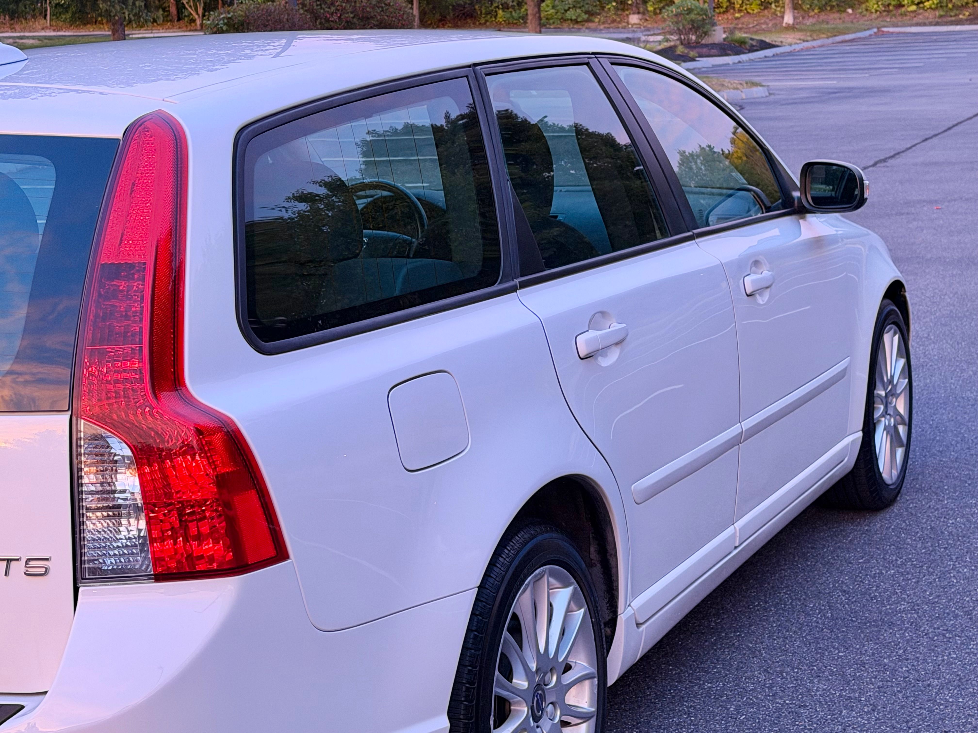 Used 2011 Volvo V50 T5 FWD image 11