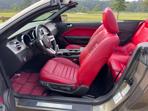 Used 2005 Ford Mustang Premium image 3