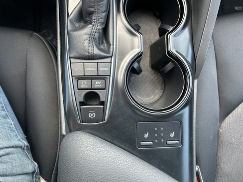 Used 2018 Toyota Camry LE image 11