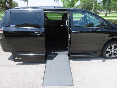 Used 2017 Toyota Sienna SE FWD image 22