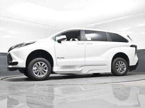 Used 2026 Toyota Sienna LE image 21