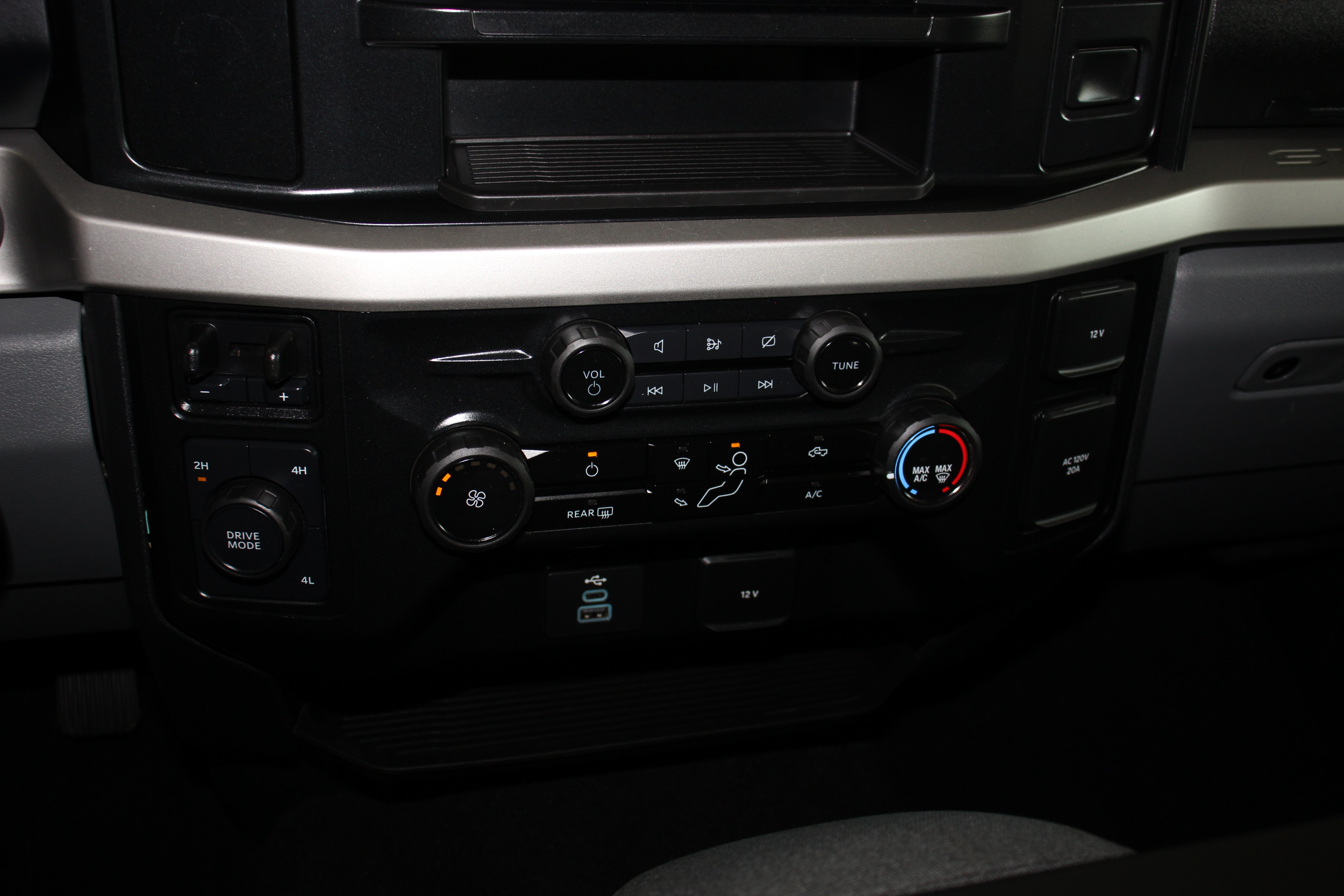 Used 2024 Ford F350 4x4 Crew Cab DRW Super Duty image 40