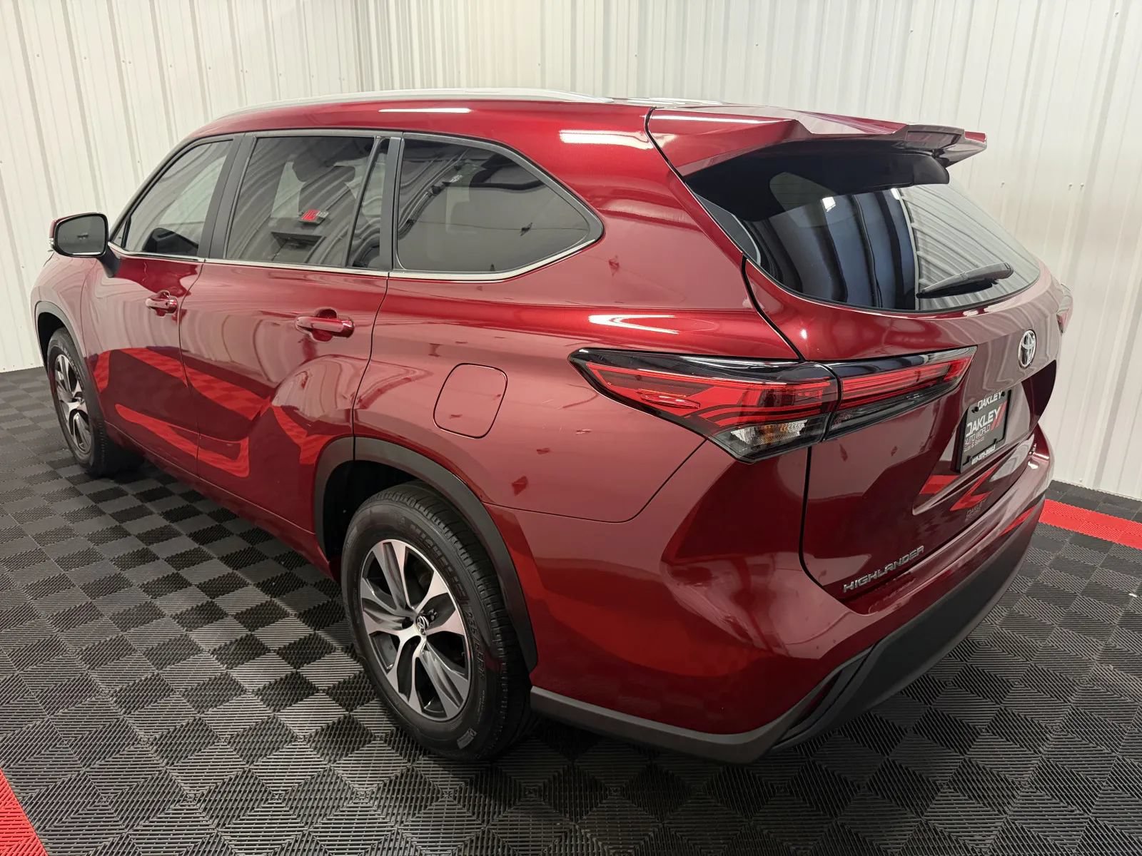 Used 2023 Toyota Highlander XLE FWD image 2