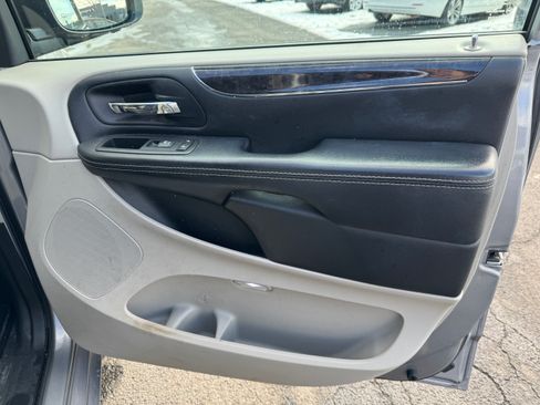 Used 2016 Chrysler Town & Country Touring image 18