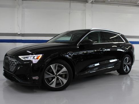 Used 2024 Audi Q8 e-tron Premium image 2