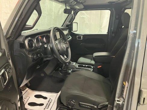 Used 2023 Jeep Gladiator Sport image 2